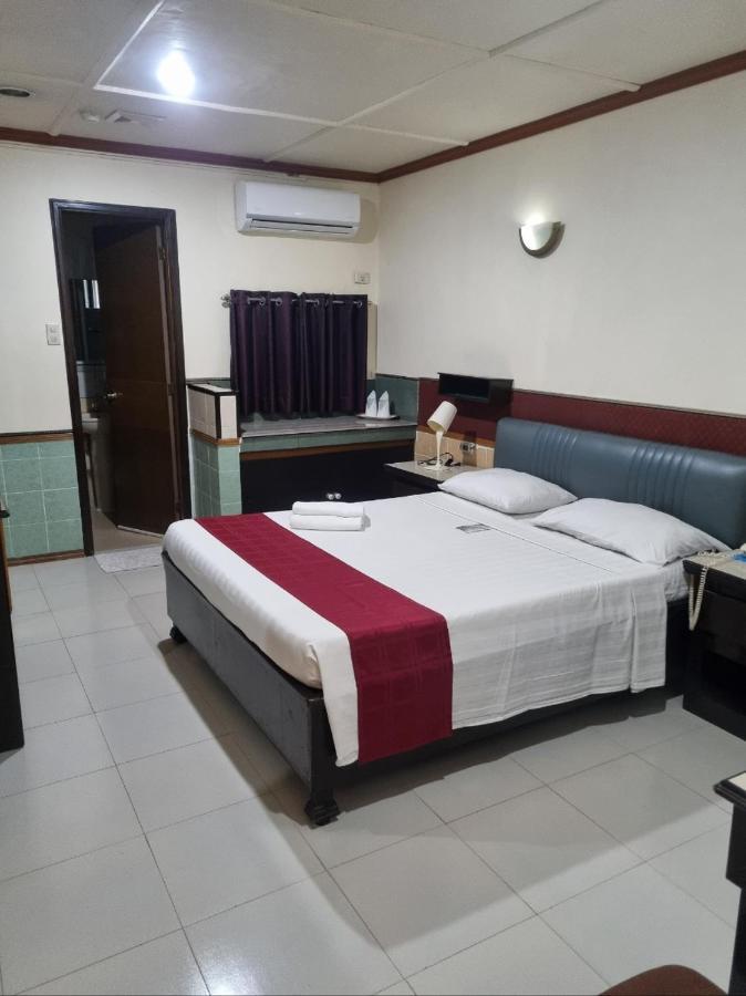 Clark Angeles Tiger Hotel Exterior photo